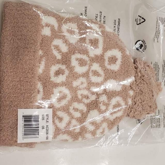 NWT Grace and Lace Cloud pom beanie - Picture 2 of 2